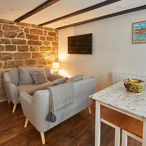 https://dolphin-cottage-1736.yorkshirehotels.net